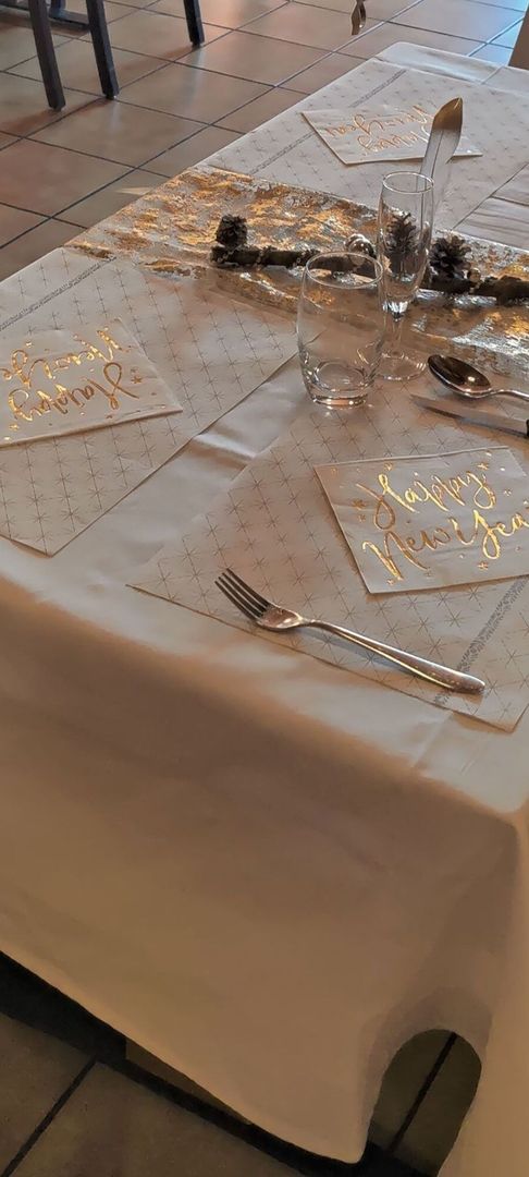 Unserer Restaurant dekoriert für Neujahr